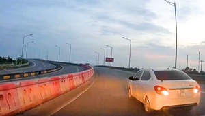 Video: Xe ôtô lại đi lùi trên cao tốc Hà Nội - Hải Phòng