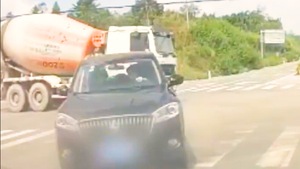 Video: Tài xế 19 tuổi vượt đèn đỏ, tông xe taxi làm 2 người tử vong