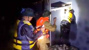 Video: Dỡ mái ngói cứu người trong đêm ở Hà Tĩnh và Nghệ An