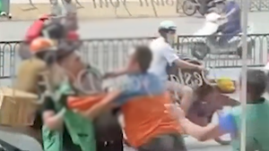 Video: Bốn tài xế giao hàng đánh nhau trên đường phố Hà Nội