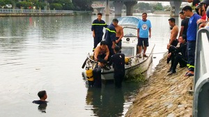 Video: Người nhái lặn tìm người đàn ông mất tích ở cầu Nguyễn Văn Cừ