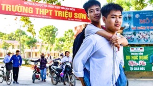 Video: Đại học Y Hà Nội nói gì về việc đặc cách thí sinh '10 năm cõng bạn đi học'?