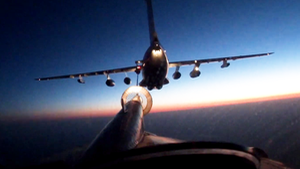 Video: Khoảnh khắc bay bay tiếp nhiên liệu trên bầu trời trong đêm