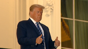 Video: Tổng thống Mỹ xuất viện, liên tục đưa tay thể hiện sự mạnh mẽ