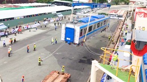 Video: Khoảnh khắc các toa tàu metro được cần cẩu nâng từ tàu vận tải xuống cảng Khánh Hội