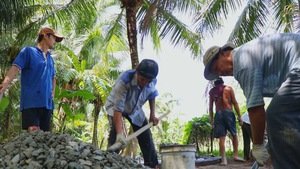 Góc nhìn trưa nay | Đội xích lô Sài Gòn bỏ phố về quê giúp bà con làm đường bê tông