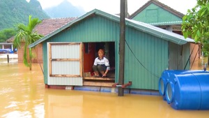 Video: Hơn 3000 hộ dân Quảng Bình bị ngập sâu trong lũ