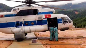Video: Cận cảnh trực thăng tiếp tế lương thực cho vùng cô lập Phước Sơn
