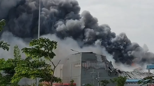 Video: Cháy lớn trong khu công nghiệp Hiệp Phước, cột khói bốc cao hàng chục mét