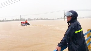 Video: Bão số 12 quét qua miền Trung, nhiều nơi ngập sâu