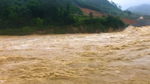 Video: Hàng trăm người dân bị cô lập giữa lòng hồ ngàn tỉ ở Đắk Lắk