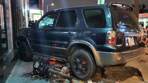 Video: Ôtô 7 chỗ đâm liên hoàn hàng loạt xe máy, 4 người bị thương nặng
