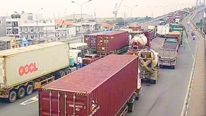 Video: Kẹt xe bủa vây đường vào cảng Cát Lái TP.HCM