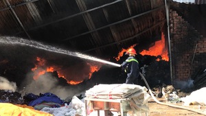 Video: Sau tiếng nổ lớn, kho phế liệu và kho hóa chất bốc cháy ngùn ngụt