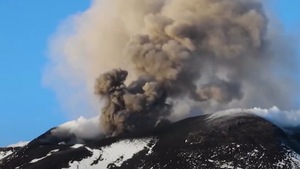 Video: Cảnh núi lửa phun trào lúc hoàng hôn ở Italy