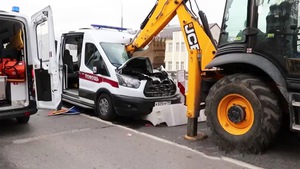 Video: Kinh hoàng xe cứu thương đâm vào máy xúc