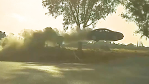 Video: Ôtô mất lái lao qua đường như 'tên lửa'