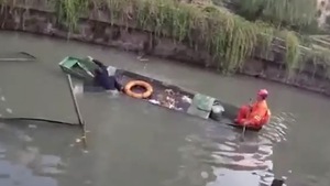 Video: Tự tử bất thành sau cãi nhau với chồng, người phụ nữ đạp cảnh sát cứu mình rơi xuống sông