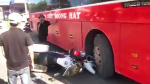 Video: Khoảnh khắc xe cảnh sát và xe khách đụng nhau tại Kon Tum