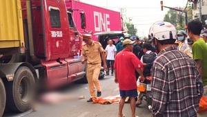 Video: Người phụ nữ bị xe container cán tử vong, kẹt xe kéo dài ở Đồng Nai
