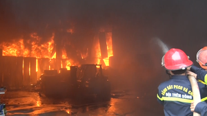 Video: Cháy lớn tại kho hàng ở Vinh