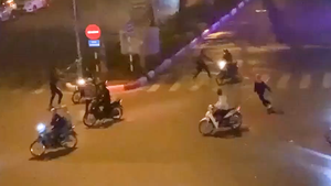 Video: Triệu tập 6 thanh niên đuổi đánh nhau như phim hành động trên đường phố Hà Nội