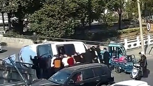 Video: Hàng chục người nhấc xe giải cứu cậu bé bị mắc kẹt sau tai nạn