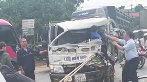 Video: Hai xe tải đấu đầu, tài xế mắc kẹt trong cabin
