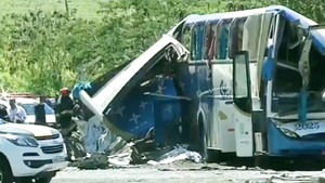 Video: Xe buýt và xe tải đâm nhau, ít nhất 52 người thương vong