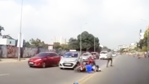 Video: Đụng xe, người đàn ông bỏ mặc phụ nữ đi cùng để đuổi theo… con chó!