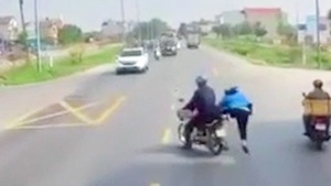 Video: Người phụ nữ nhảy khỏi xe máy khi nghe tiếng còi container