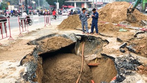 Video: Xuất hiện 'hố tử thần', sụt lún sâu hơn 8m trên đường Phan Văn Trị, TP.HCM