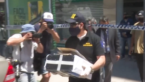 Video: Cảnh sát khám xét nhà bác sĩ của Maradona