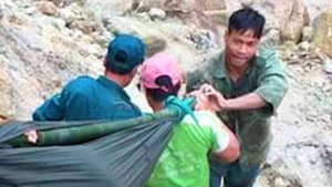 Video: Chồng đi giúp dân, vợ sẩy thai khi băng rừng cõng hàng cứu trợ