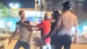 Video: Tài xế ôtô tát vào mặt cô gái sau va chạm giao thông
