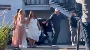 Video: Tổng thống Donald Trump vui vẻ chụp ảnh cùng một cô dâu sau khi ông Biden công bố chiến thắng