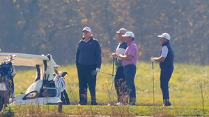 Video: Ông Trump đi đánh golf vào khoảnh khắc các hãng tin gọi tên ông Biden đắc cử