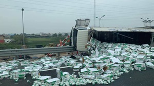 Video: Xe tải lật trên cao tốc, hàng trăm thùng sữa văng xuống đường