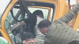 Video: Cứu tài xế mắc kẹt trong cabin sau tai nạn trên cầu Nhật Tân, Hà Nội