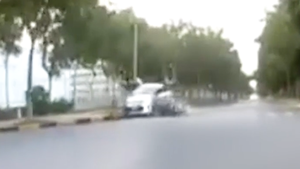 Video: Khoảnh khắc ôtô chạy nhanh tông văng hai người đi xe máy ở Bắc Ninh