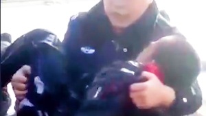 Video: Nghẹt thở giải cứu cậu bé rơi xuống hồ nước đóng băng