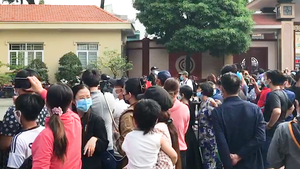 Video: Hàng trăm người tập trung ở khu vực nhà tang lễ chờ viếng cố nghệ sĩ Chí Tài
