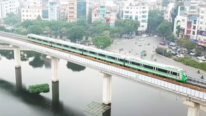 Video: Ngắm toàn cảnh đoàn tàu chạy băng băng trên tuyến đường sắt Cát Linh - Hà Đông