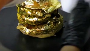 Video: Độc đáo bánh mì kẹp thịt bọc bằng vàng lá 24k