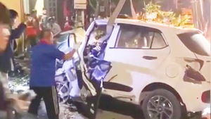 Video: Phá cửa, giải cứu tài xế bị mắc kẹt sau khi đâm vào cột điện