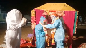 Video: Cô dâu nhiễm COVID-19, chú rể mặc đồ bảo hộ tổ chức lễ cưới