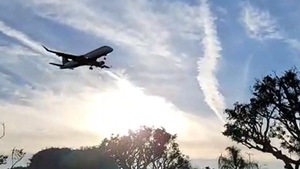 Video: Máy bay chở thi hài cố nghệ sĩ Chí Tài đã hạ cánh xuống sân bay Los Angeles, Mỹ