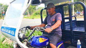 Video: Ông Minh 'cô đơn' được tặng xe ba gác mới, tiền dư mua xe máy tặng lại sinh viên nghèo