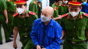 Video: Ông Đinh La Thăng, Út 'trọc' được dẫn giải tới phiên tòa liên quan đến sai phạm tại cao tốc TP.HCM - Trung Lương