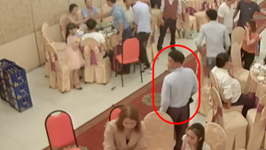 Video: Ăn mặc lịch trà trộn vào nhà hàng tiệc cưới để trộm túi xách
